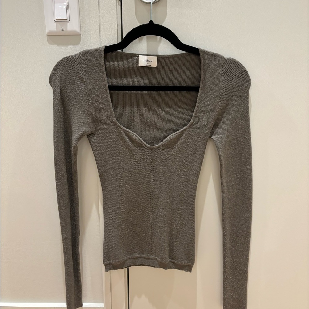 Aritzia Tuscany sweater in subtle green (olive leaf) colour size XS